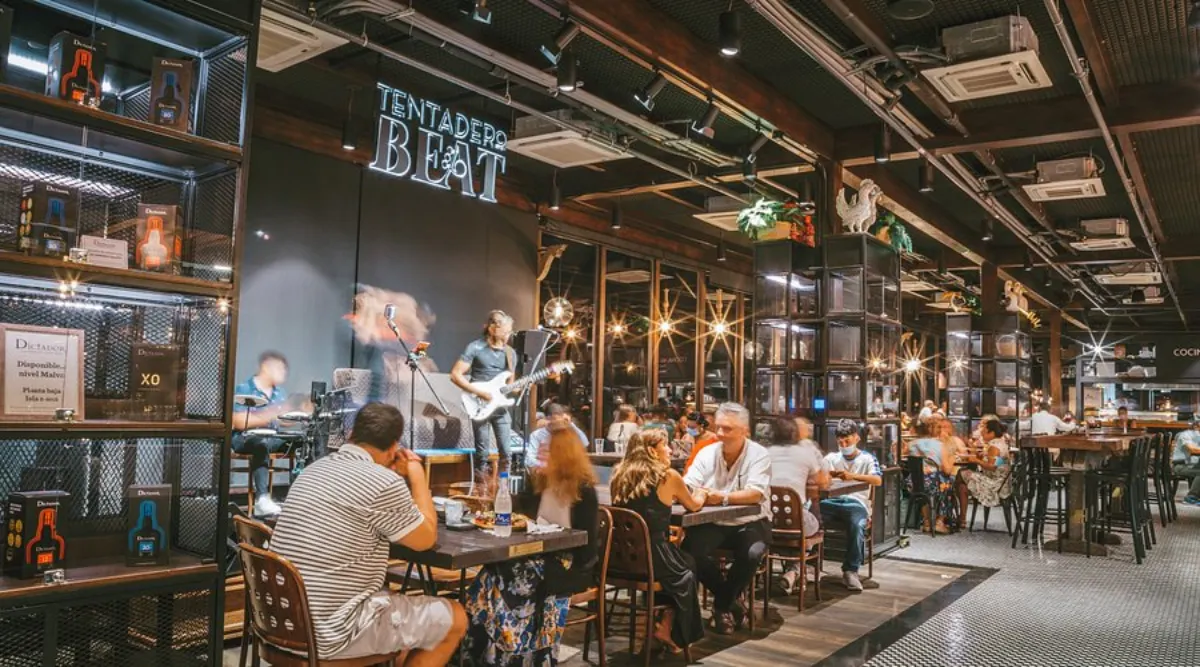 Música en vivo en Tentadero Beat, con el salón del food hall lleno en Cartagena